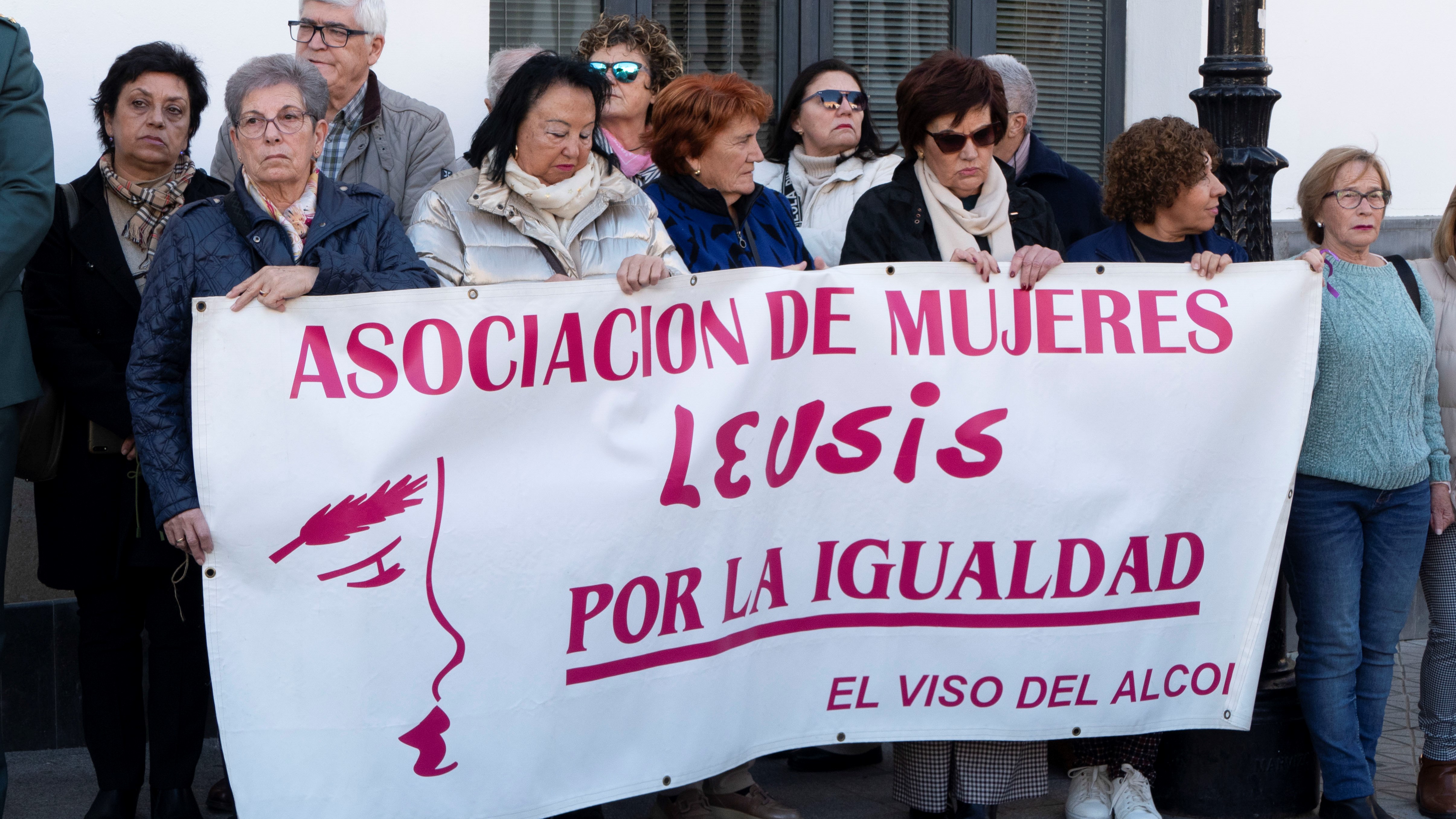 Minuto de silencio ás portas do Concello. EFE/David Arjona