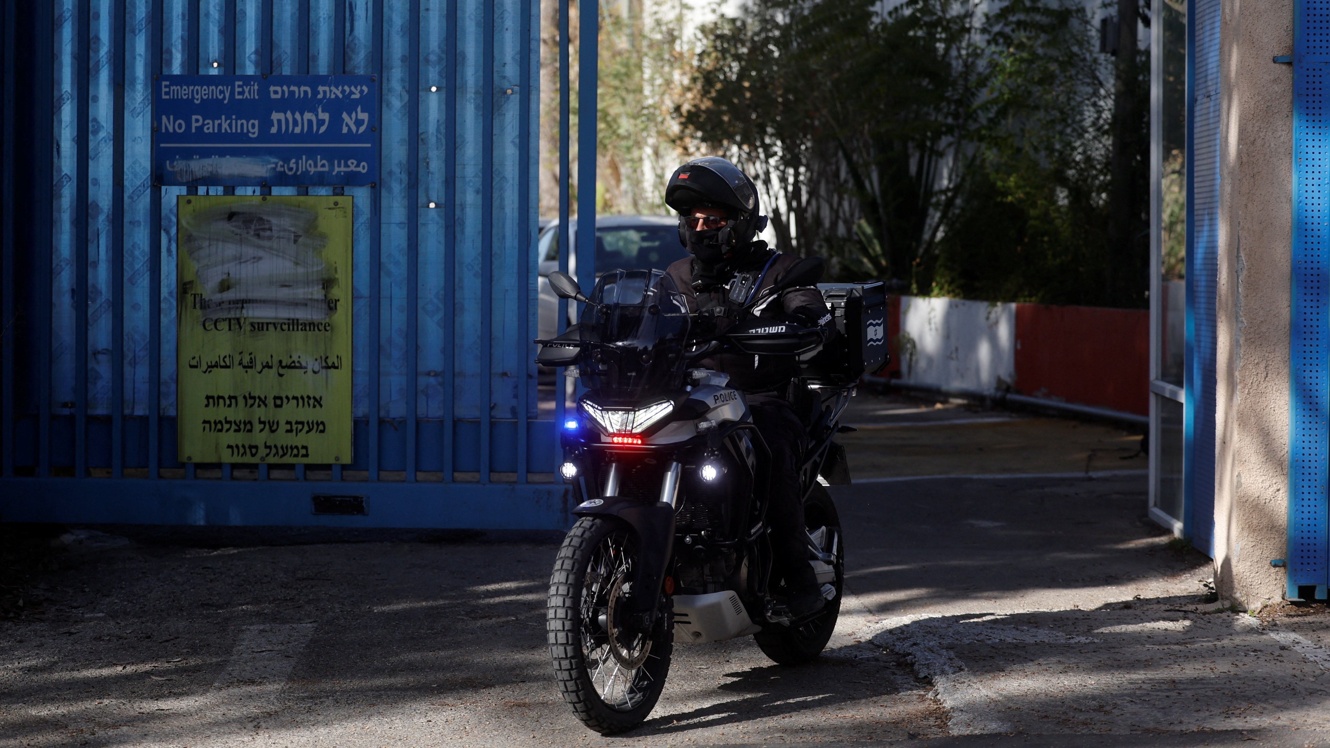 Un policía israelí en moto abandona as instalacións da axencia da ONU en Xerusalén, este martes (REUTERS/Ammar Awad)