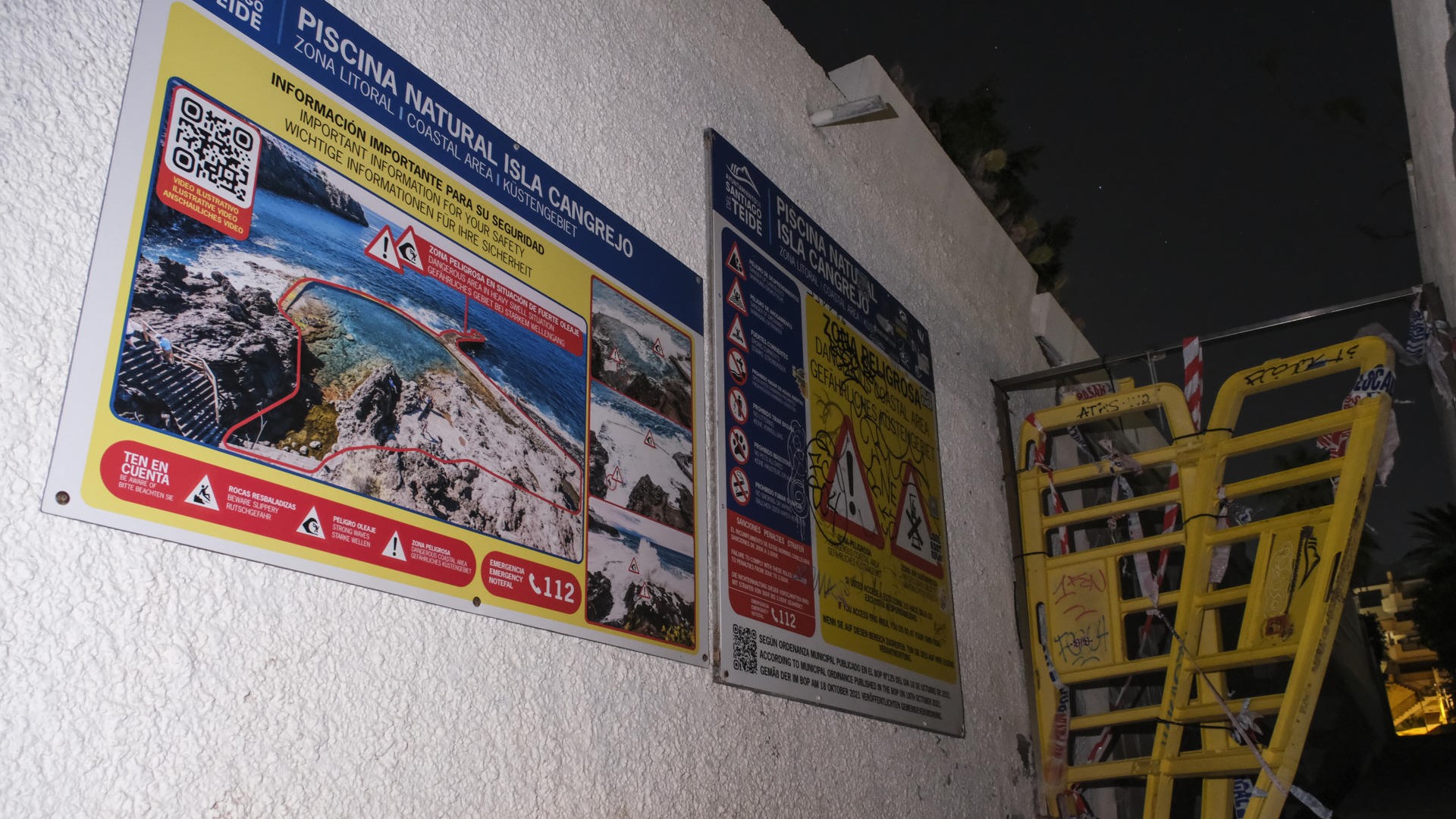 Imaxe do acceso á piscina, con carteis que avisan do perigo