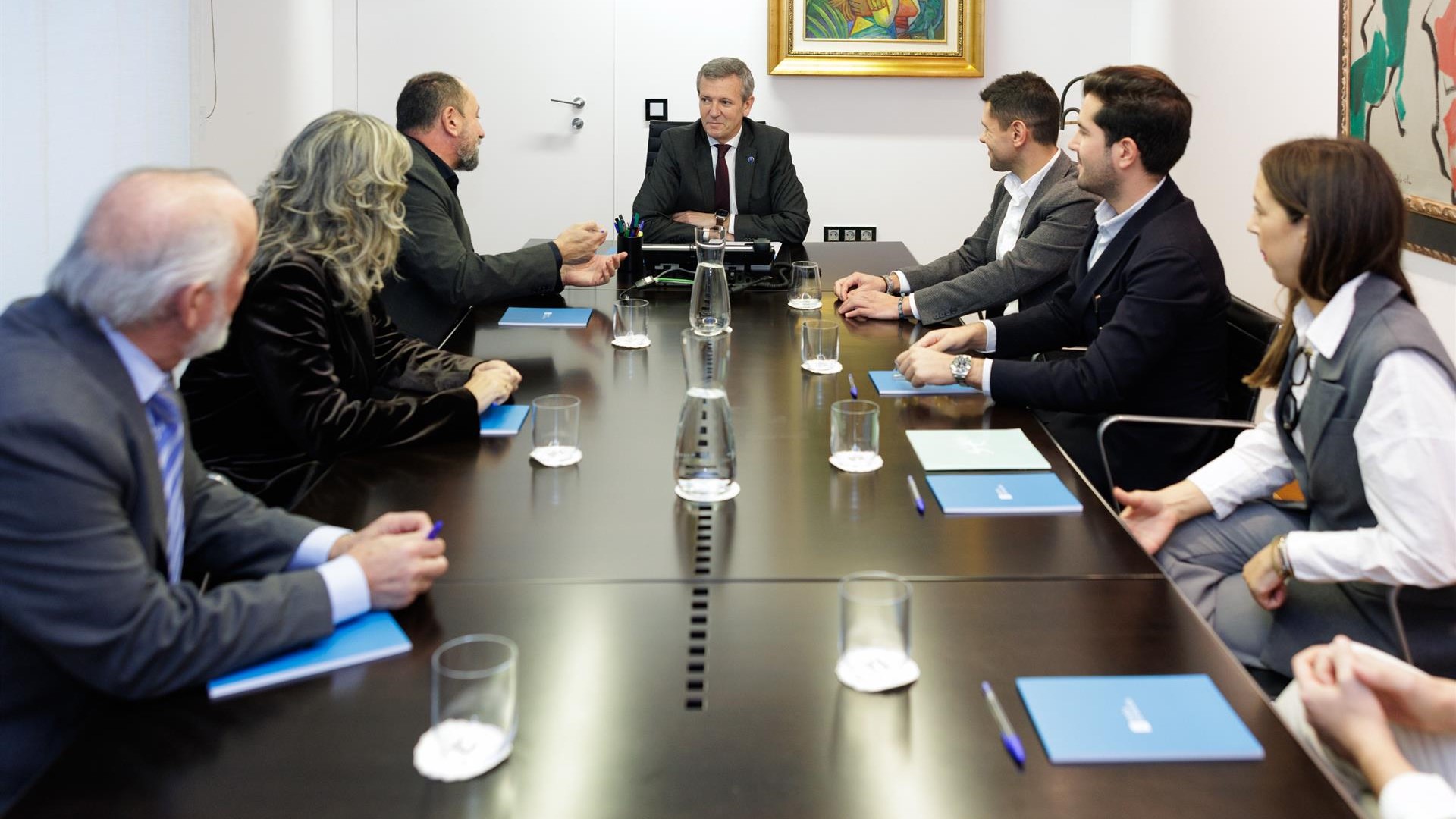O presidente da Xunta, Alfonso Rueda, durante unha reunión co director xeral de Punta 25 Hotels Group, Agustín Pescador, e outros representantes da compañía
