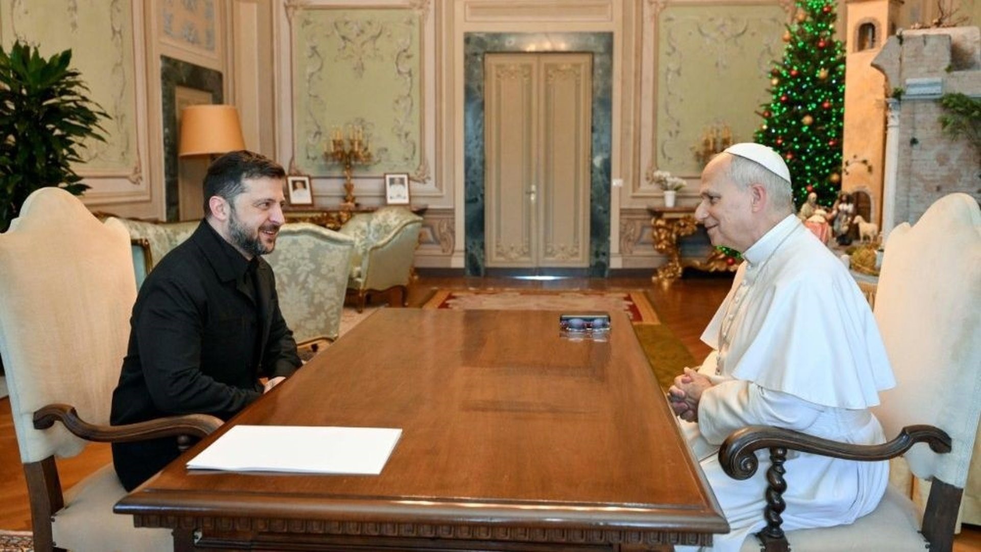 O papa recibe en audiencia o presidente de Ucraína, Volodimir Zelenski, en Castel Gandolfo (Vatican News)