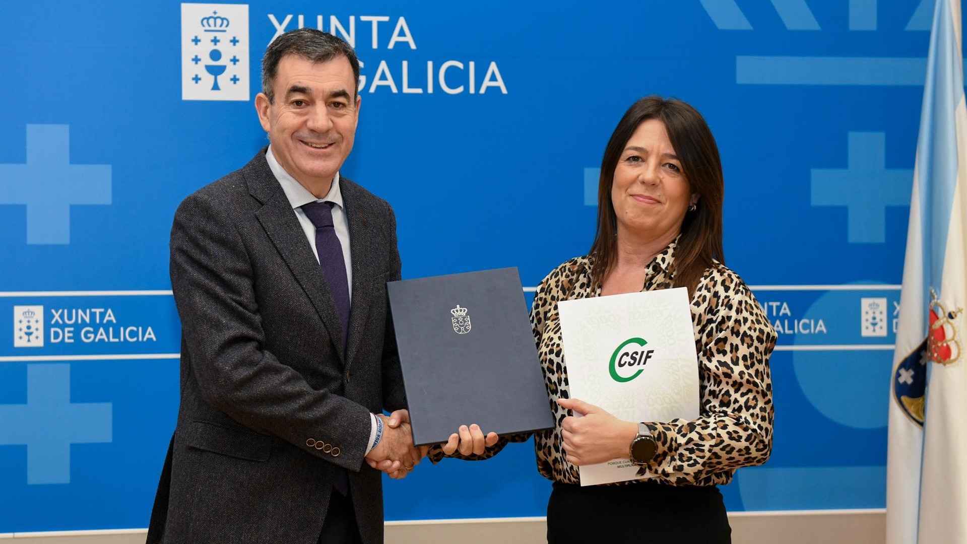 O conselleiro de Educación, Ciencia, Universidades e FP, Román Rodríguez, e a portavoz de CSIF Ensino, Rosa Silva (Mónica Arcay)