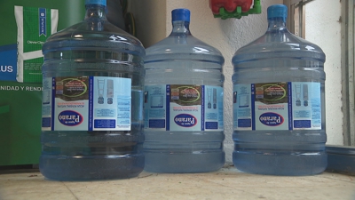 Auga embotellada lista para o seu consumo en Castro de Ribeiras de Lea