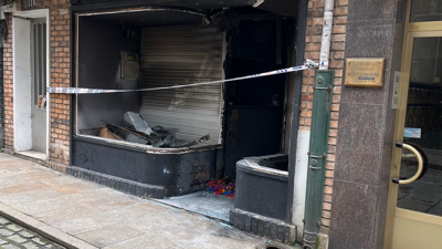 Imaxe da fachada queimada do local