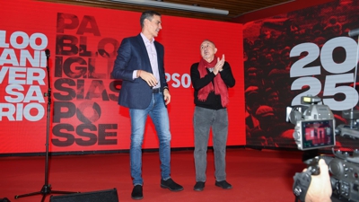 Pedro sánchez e o líder de UXT, Pepe Álvarez, no acto conmemorativo polo centenaruio da morte de Pablo Iglesias Posse (Gustavo Valiente-Europa Press)