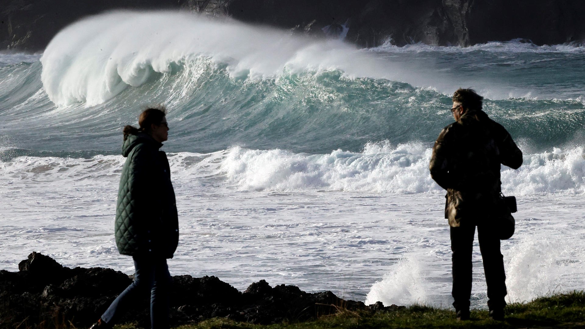 Fortes ondas na costa de Valdoviño (EFE/Kiko Delgado)