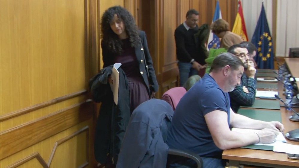 Momento en que os concelleiros do PP abandonan o salón de plenos