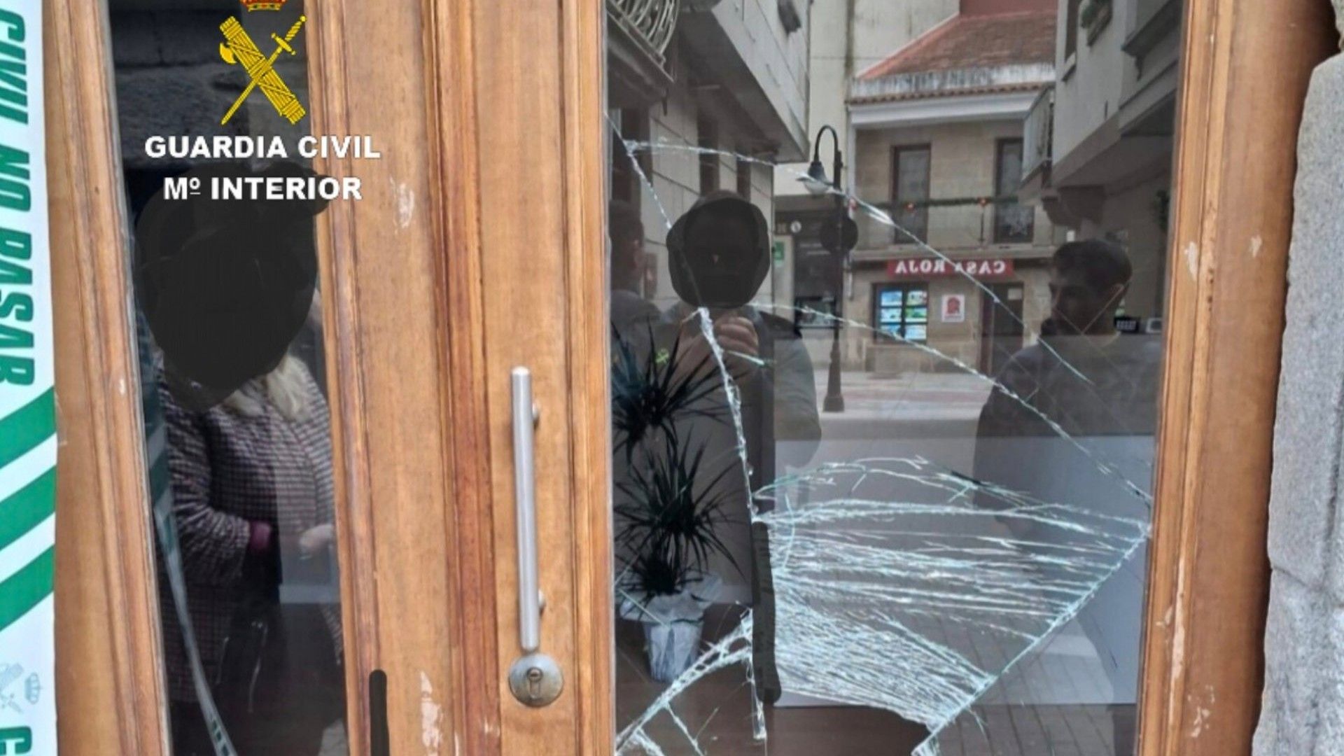Imaxe da rotura da cristaleira do domicilio-Gardia Civil