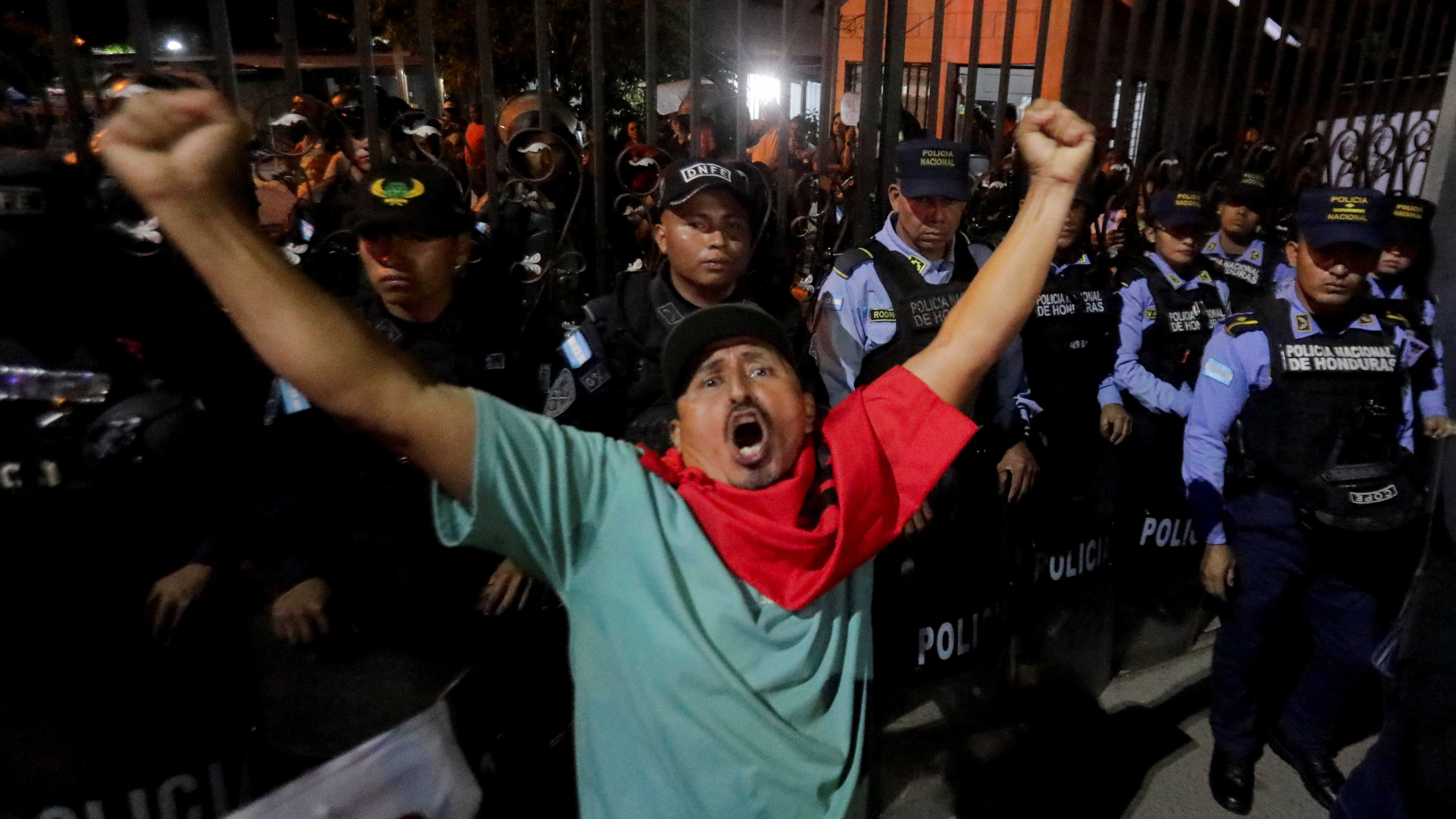 Mobilizacións nas rúas de Honduras á espera de que conclúa o reconto electoral (REUTERS/Fredy Rodriguez)