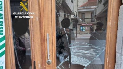 Imaxe da rotura da cristaleira do domicilio-Gardia Civil
