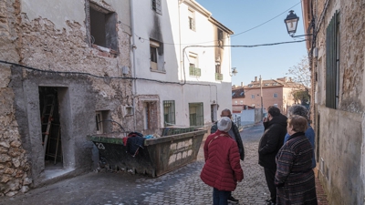 Veciños congregados nas instalacións da vivenda tras o incendio en Mondéjar (Guadalaxara)
