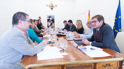 A vicepresidenta segunda e ministra de Traballo e Economía Social, Yolanda Díaz, durante un encontro coa comisión de expertos do salario mínimo interprofesional (SMI),na sede do Ministerio,a 1 de outubro de 2025 en Madrid ( Gustavo Valiente/EuropaPress)