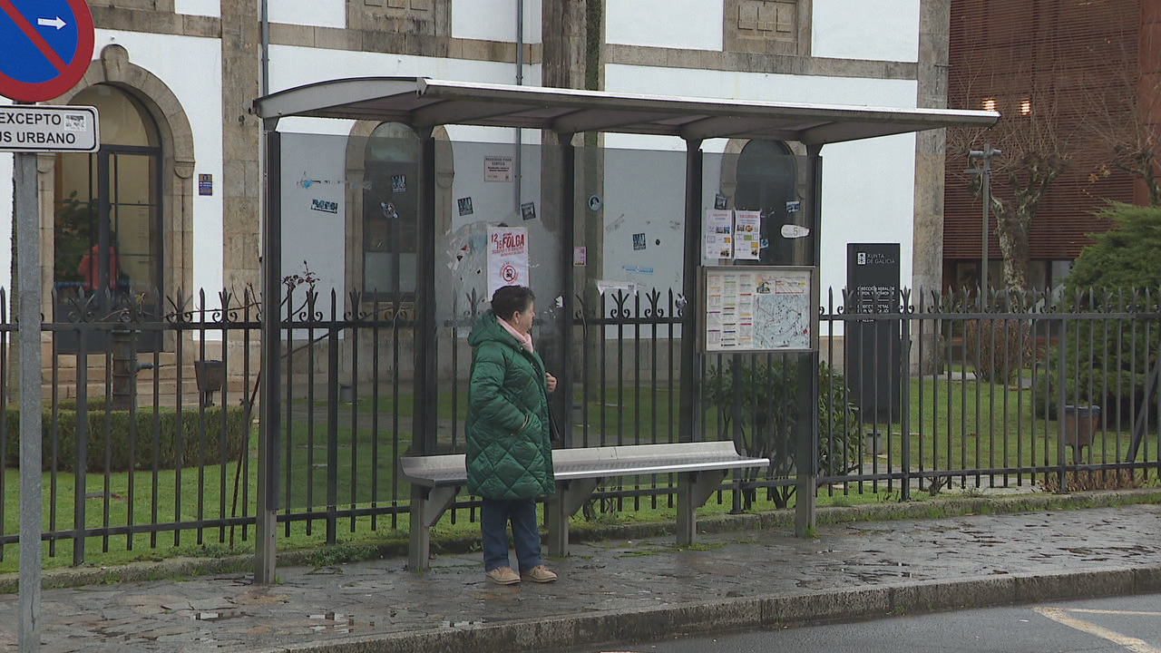 Imaxe dunha muller nunha parada de bus