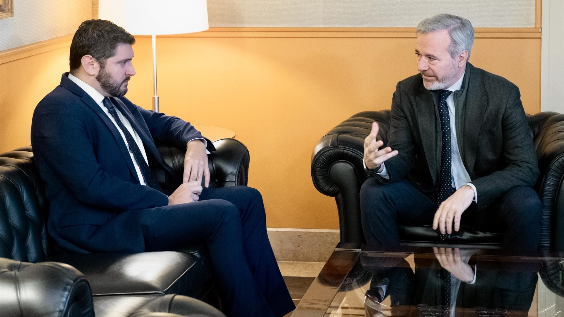 O portavoz de Vox, Alejandro Nolasco, e o presidente do Goberno de Aragón, Jorge Azcón, durante o encontro mantido este venres (Goberno de Aragón)