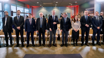 Repsol e a Autoridade Portuaria da Coruña presentaron este venres o acordo para completar o traslado da terminal marítima ao porto exterior (EFE/Cabalar)