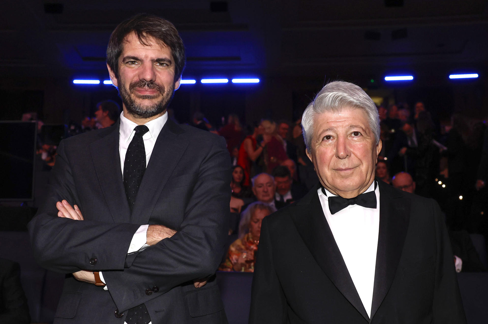 O ministro de Cultura Ernest Urtasun e Enrique Cerezo, Pte. de AGEDA este sábado na gala. EFE/Mariscal