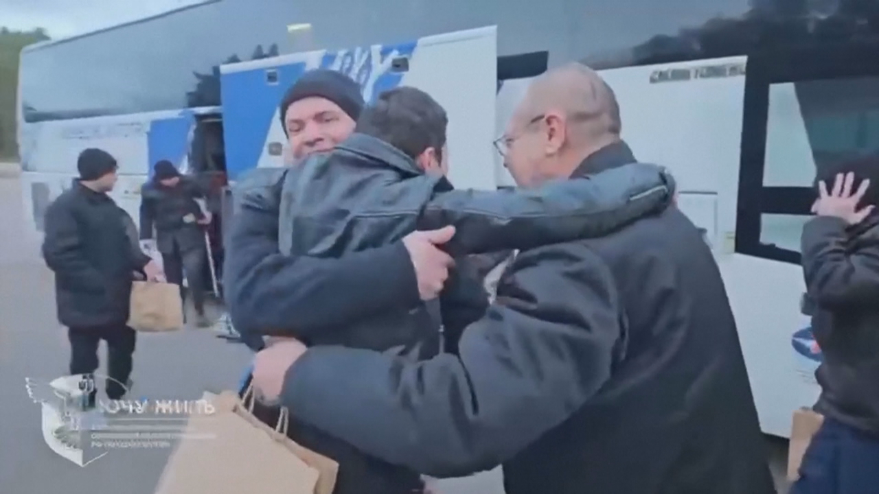 As familias e amigos encóntranse cos presos políticos liberados en Belarús