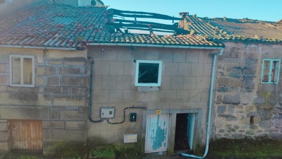 Así quedou a casa de Xunqueira de Espadañedo tras o incendio de onte á noite