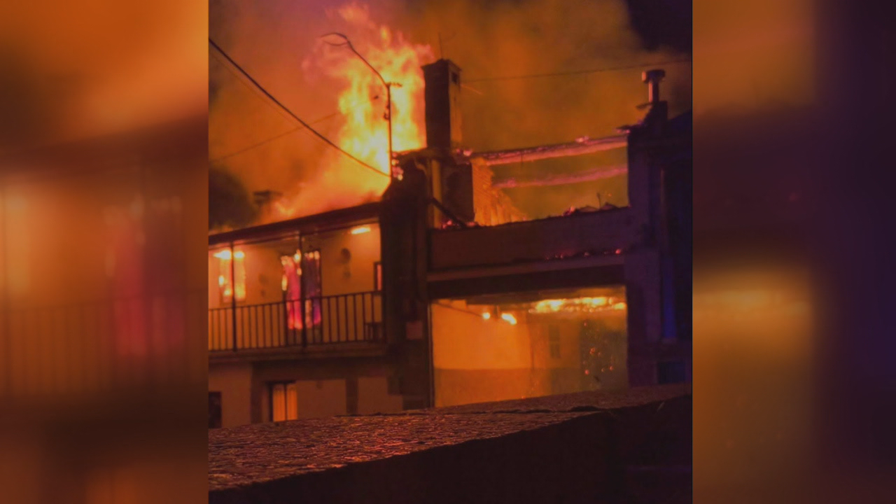 Imaxe do incendio da casa da Mezquita na madrugada deste domingo