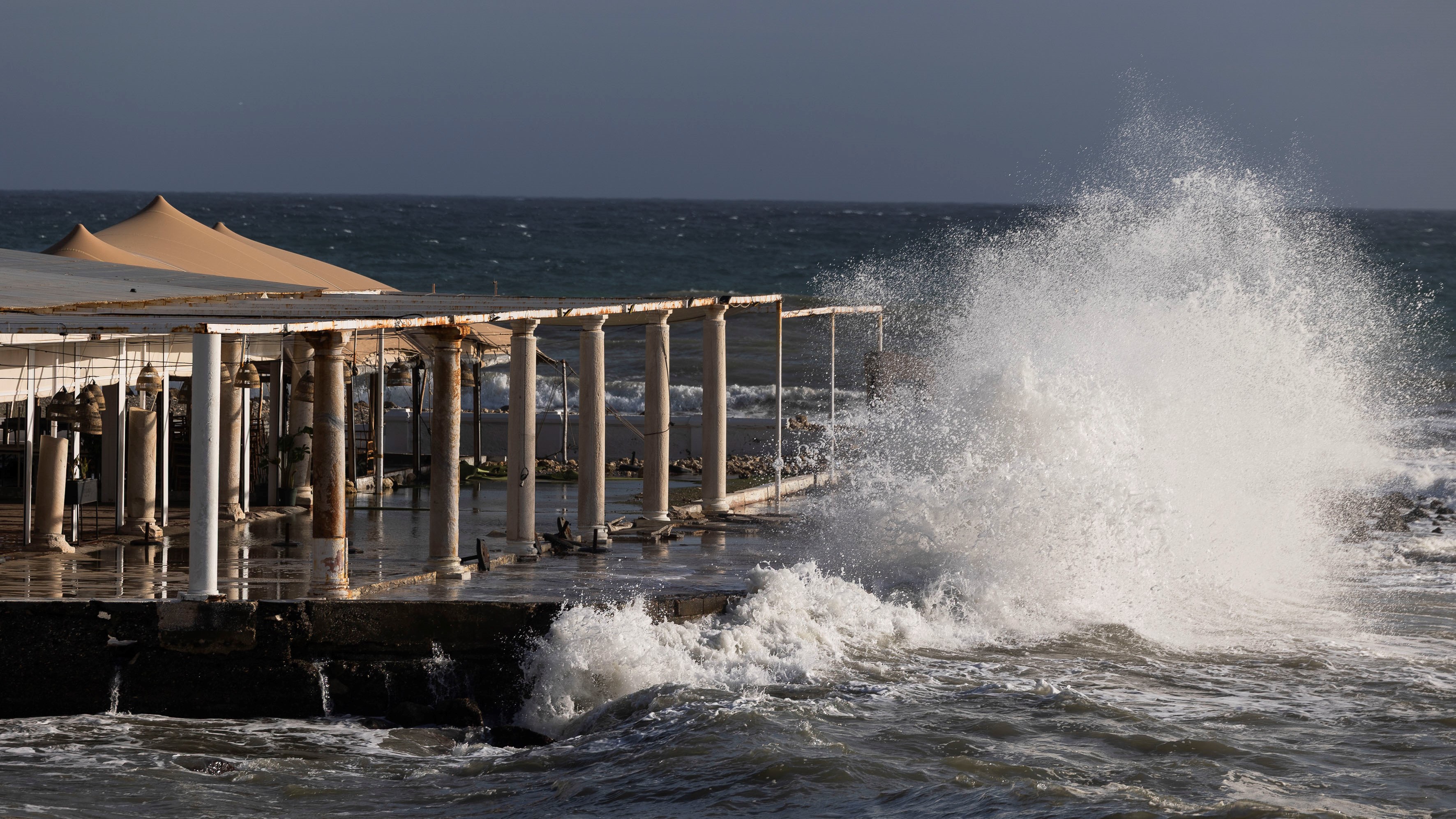 Agárdase tamén unha forte ondada no litoral andaluz. EFE/Carlos Díaz