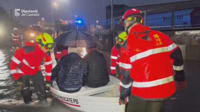 Os bombeiros de Castelló rescatan unha parella do seu vehículo