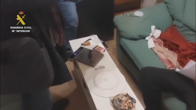 Momento da rexistro da vivenda do home detido en Melide. Imaxe: Garda Civil