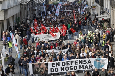 Manifestación multitudinaria polas rúas de Santiago contra Altri e 