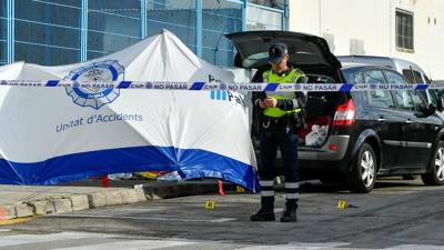 A Policía no lugar dos feitos. EFE/Miquel A. Borràs