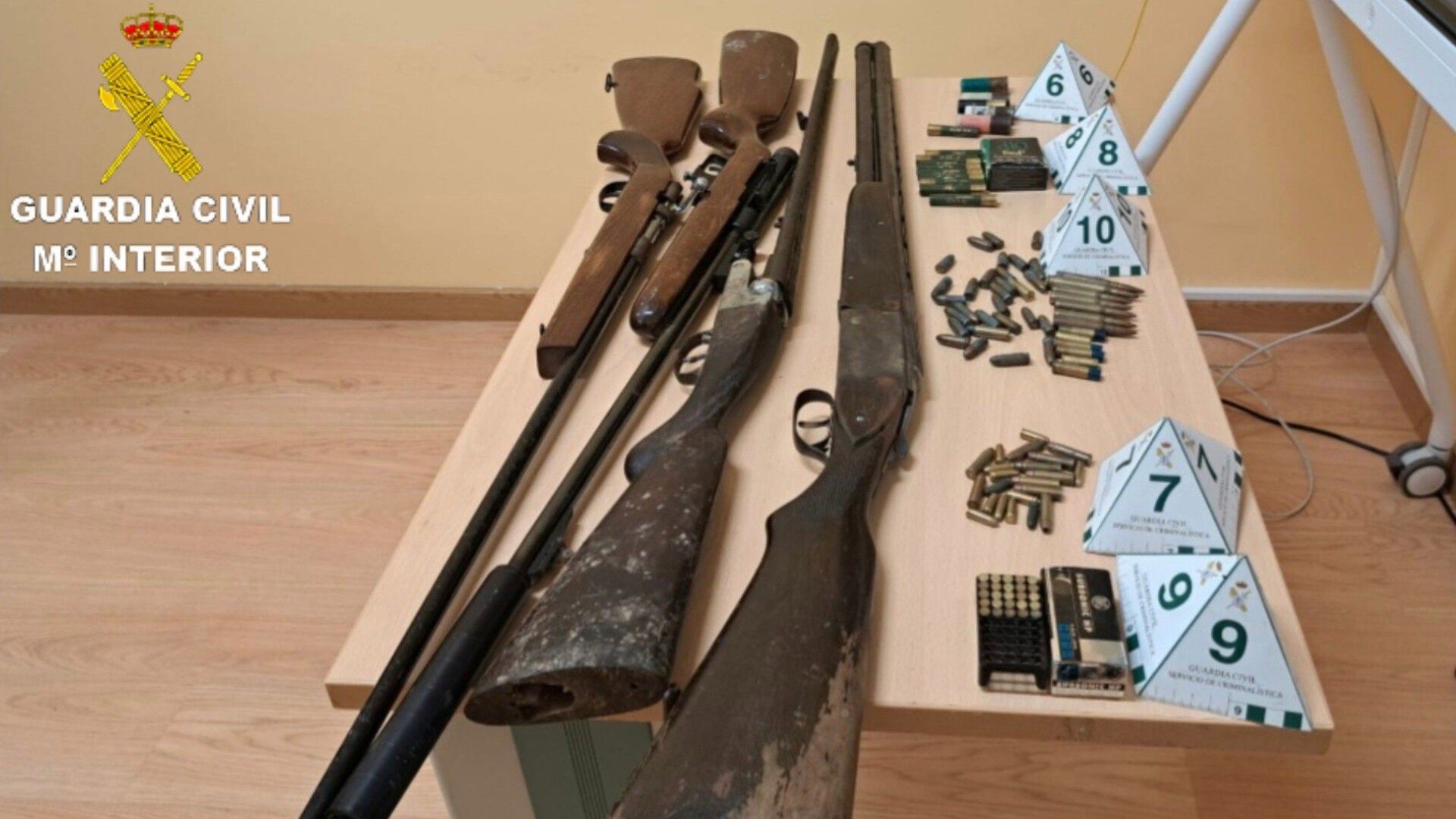 Imaxe das armas comisadas pola Garda Civil no domicilio do detido