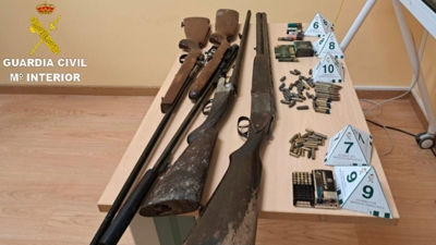 Imaxe das armas comisadas pola Garda Civil no domicilio do detido