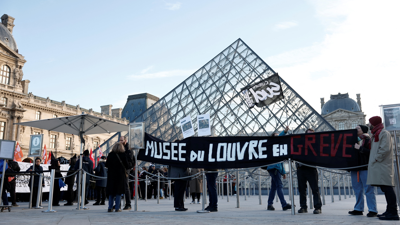 Exterior do Museo do Louvre de París. con protestas sobre o peche tras avotación dos empregados para declararse en folga (REUTERS)