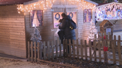 A casa de Papá Noel é unha das principais atraccións do mercado