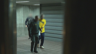 O acusado, saindo dos xulgados da Coruña para ser trasladado a prisión