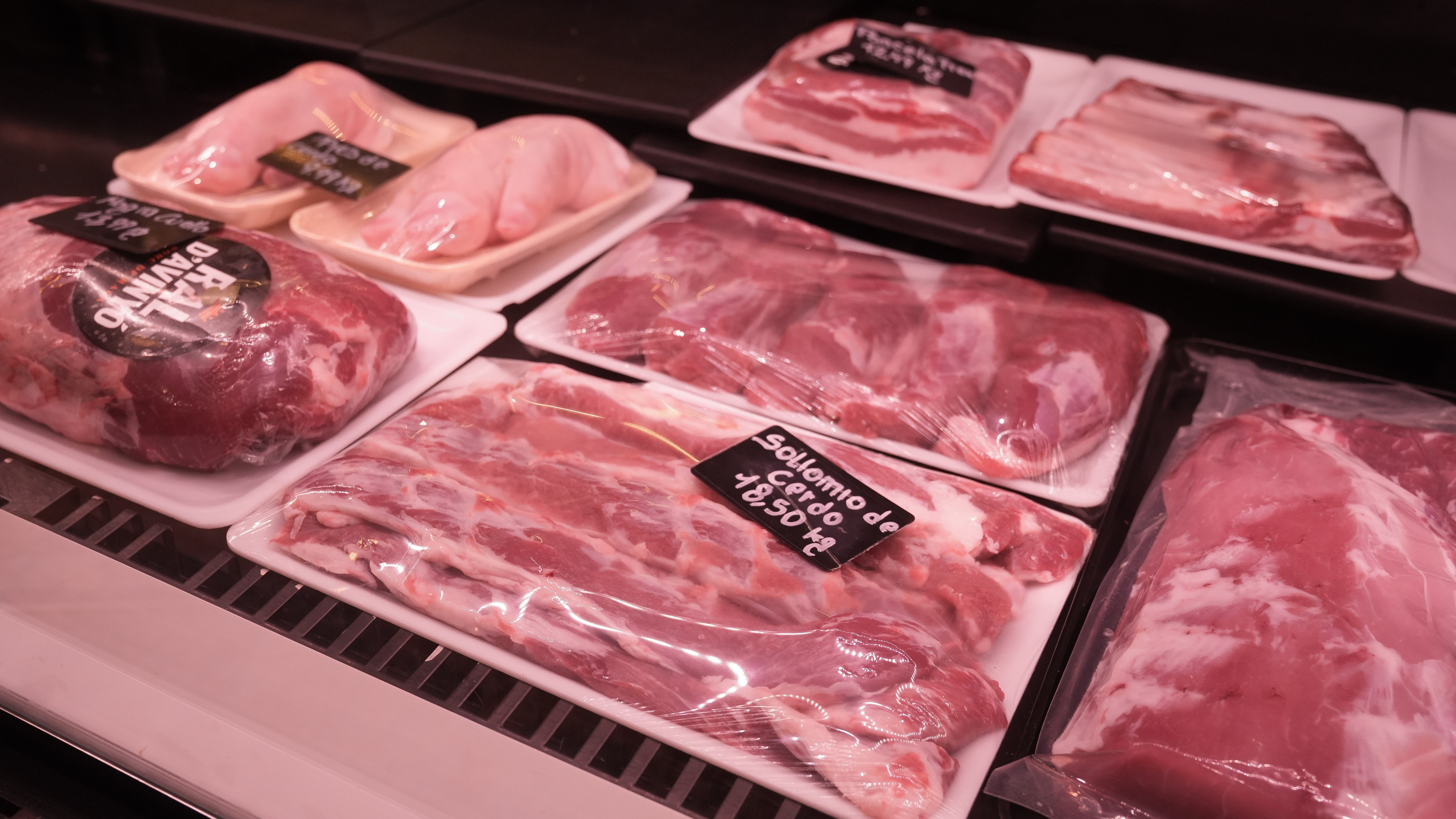 Venda de carne de porco nun mercado de Barcelona (David Zorrakino\Europa Press)