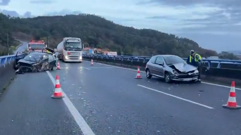 Vehículos afectados no quilómetro 28 da AG-11 (Bombeiros de Boiro)