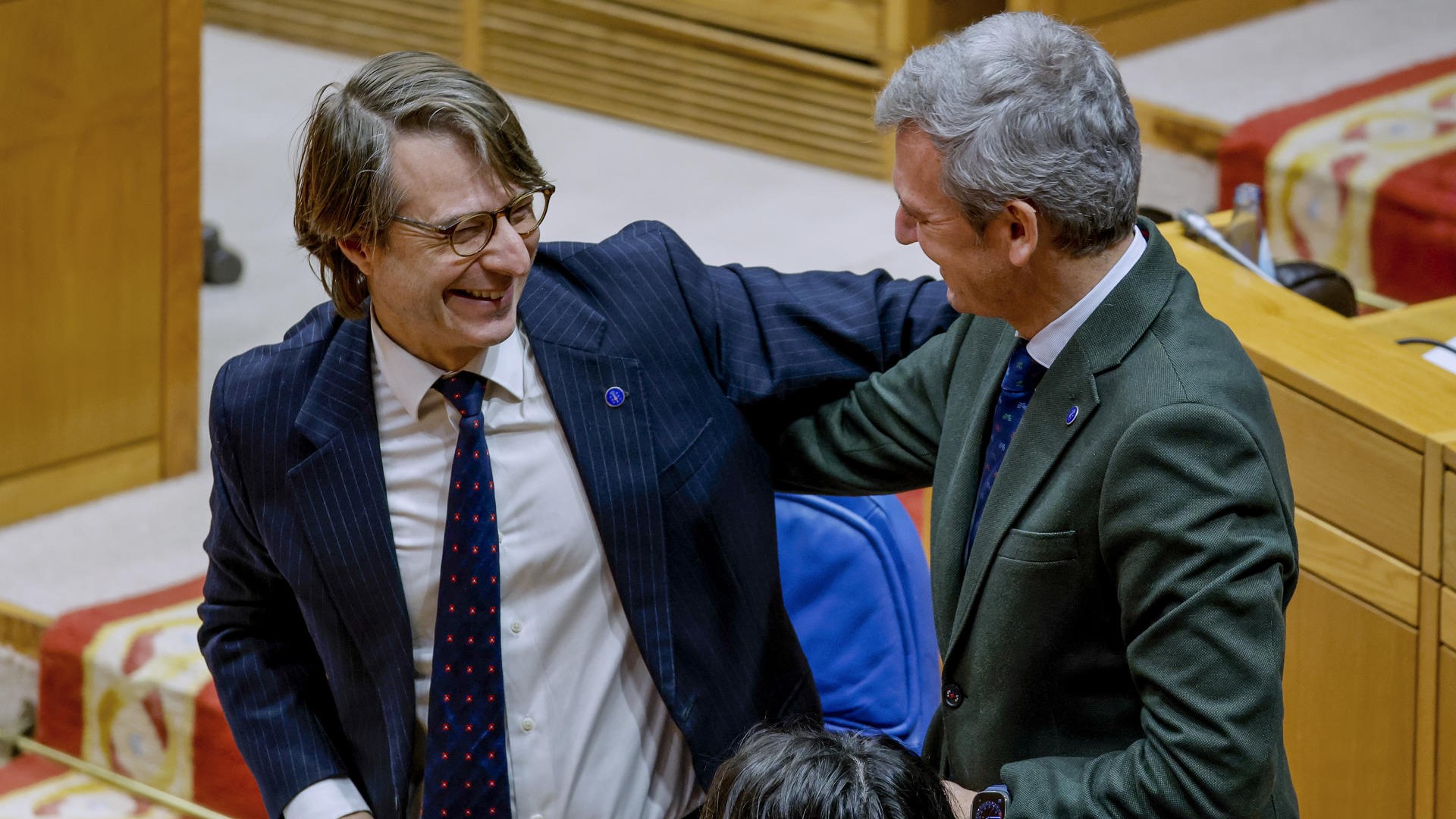 O conselleiro de Facenda, Miguel Corgos, recibe a felicitación do presidente da Xunta, Alfonso Rueda (EFE/Lavandeira jr)