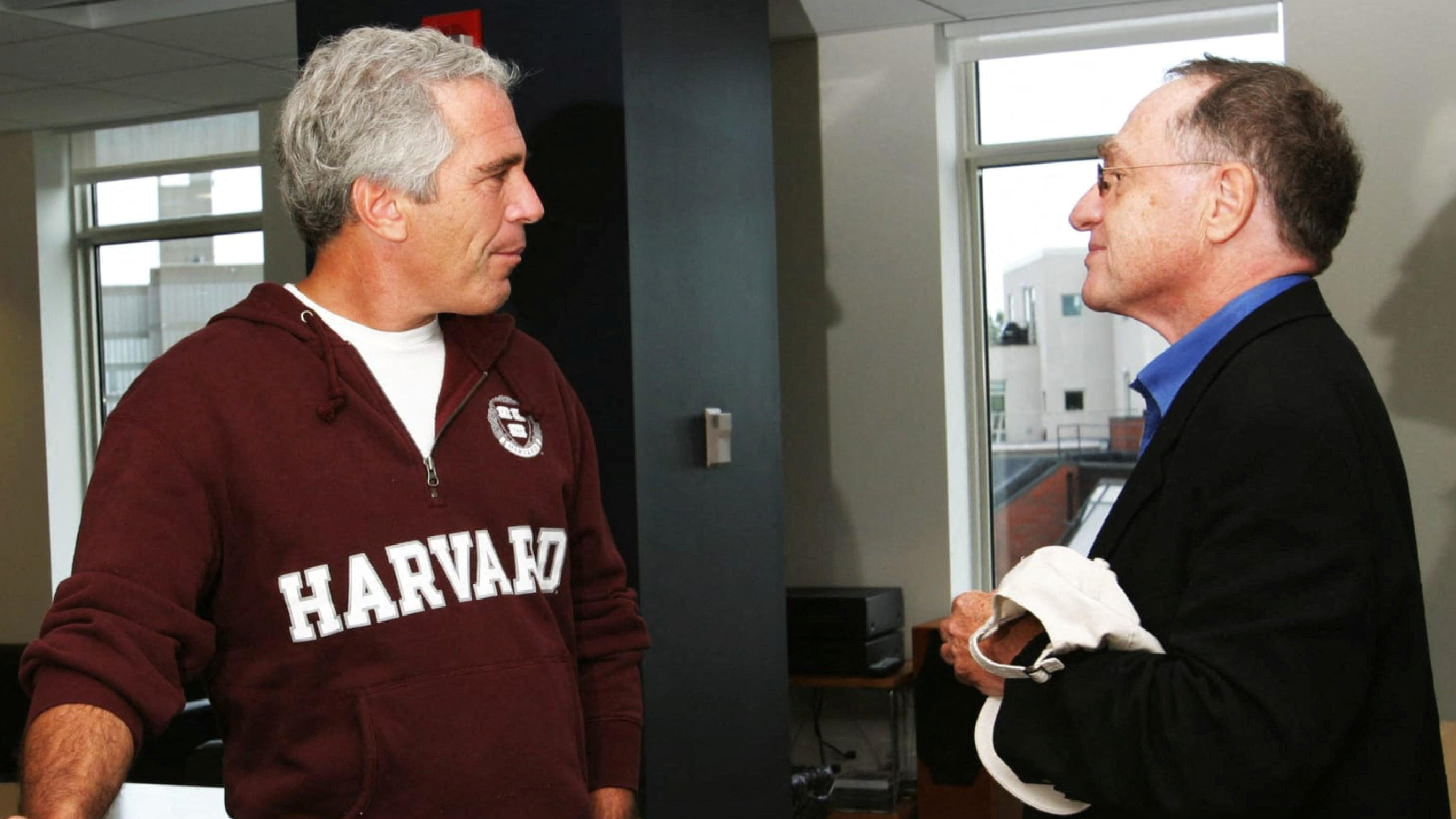 Jeffrey Epstein á esqerda da imaxe. Reuters
