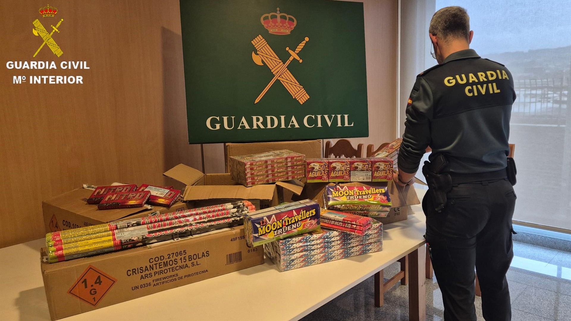 Imaxe do material pirotécnico requisado (Garda Civil)