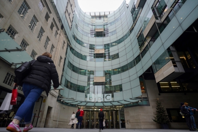 6 de decembro de 2025, O Reino Unido, Londres: Vista da BBC no centro de Londres. O presidente dos Estados Unidos, Donald Trump, presentou unha demanda contra a BBC e solicita ata 10.000 millóns de dólares (7.500 millóns de libras) en danos e perdas en resposta á edición dun discurso que pronunciou antes do ataque ao Capitolio de 2021, que se emitiu en Panorama en 2024. Foto: Ben Whitley/PA Wire/dpa
