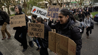 Imaxe das mobilizacións protagonizadas polos docentes este martes en Vigo (Adrián Irago/Europa Press)