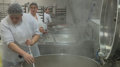 Traballadoras na cociña industrial do HULA