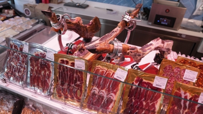 Expositor de xamón nun mercado de Barcelona (David Zorrakino\Europa Press)