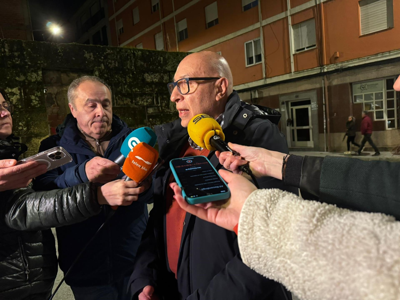 Xosé Carlos Valcárcel, fronte á sede provincial do PSdeG de Ourense. Europa Press