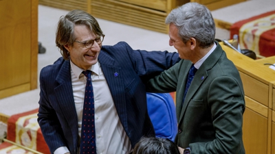 O conselleiro de Facenda, Miguel Corgos, recibe a felicitación do presidente da Xunta, Alfonso Rueda (EFE/Lavandeira jr)