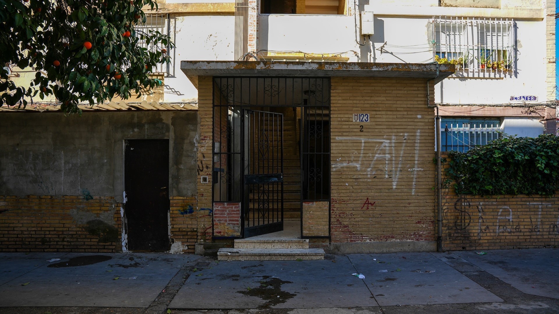 Portal onde apareceu o bebé na barriada Madre de Dios, en Sevilla