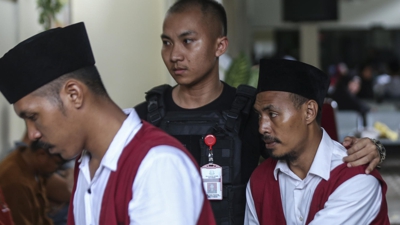 Os dous acusados, no inicio do xuízo polo asasinato de Matilde Muñoz (EFE/Iwan Suryadi)