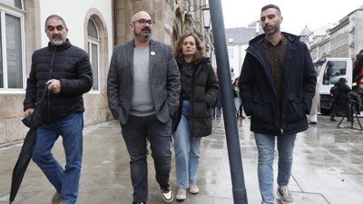 Membros do grupo provincial do BNG, Efren Castro (2e), Iria Castro (2d) e Daniel García (d).  EFE/ Eliseo Trigo