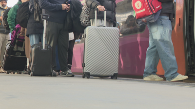 Só os universitarios máis madrugadores lograron atopar billete para viaxar en tren