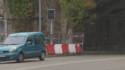 A caixa do radar da Avenida de Marín apareceu golpeada, pero non se sabe que pasou.
