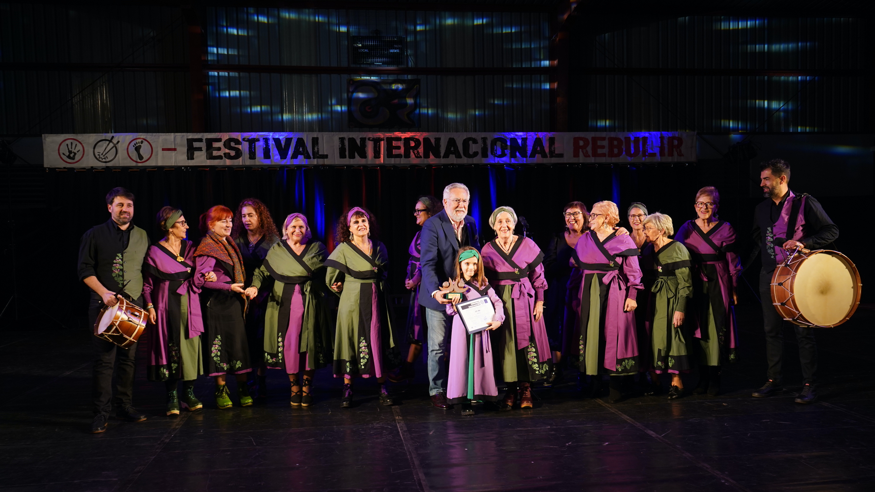 As integrantes de Malvela tras recibir o galardón